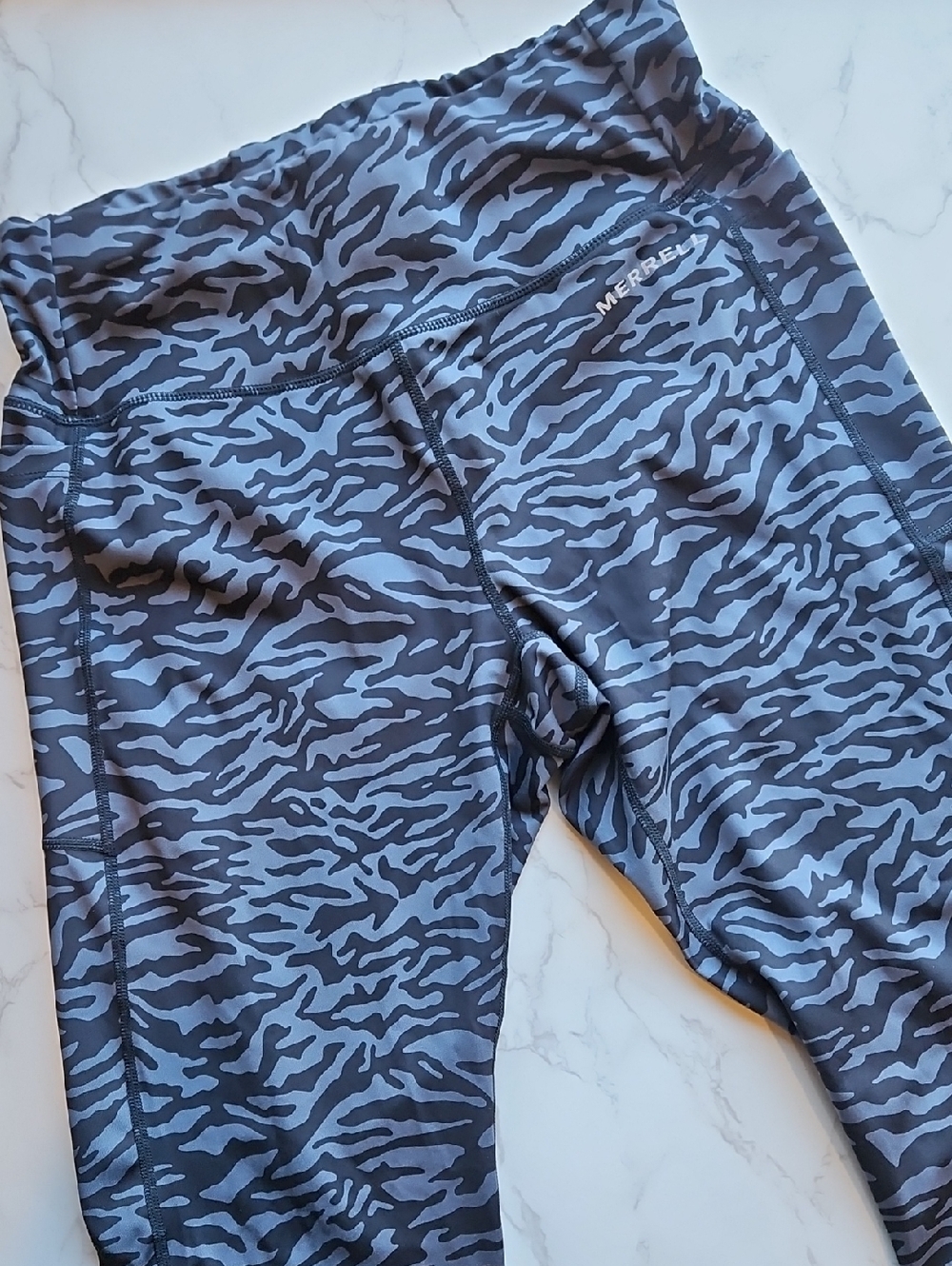Merrell Gray Zebra-Pattern Performance Leggings M NWOT